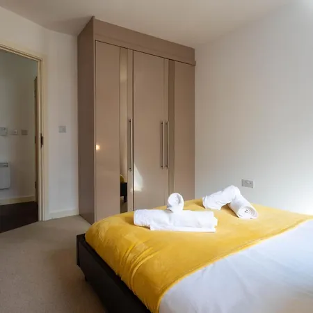 Stylish 2br Flat - Free Gym - Contractors *