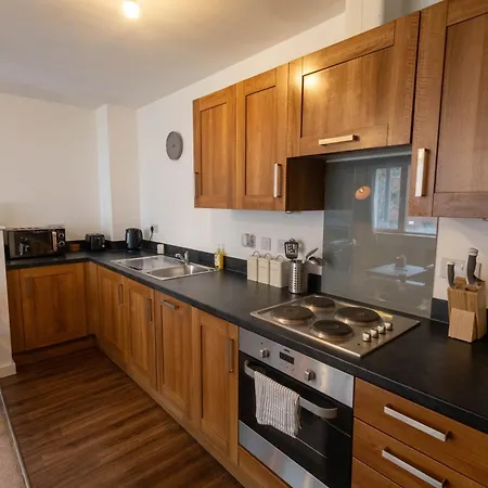 Stylish 2br Flat - Free Gym - Contractors *